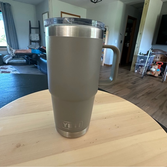YETI 20oz Traveler Rambler Mug with Handle - Picture 1 of 7